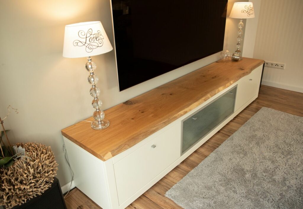 Massivholz-TV-Board-Ablage-eine-Bohle