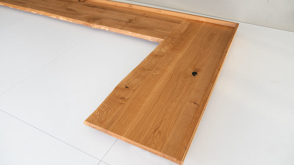 Küche mit Expoxy und L-Form mit Holzleiste