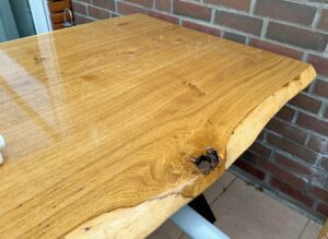 Gartentisch aus Eiche mit Epoxy mit Ast