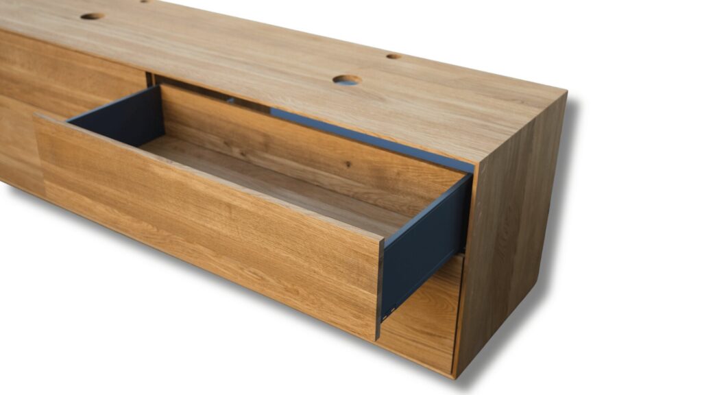 Geöffneter Schubkasten mit Softclose und Tip-On am Waschtischunterschrank aus Eiche massiv